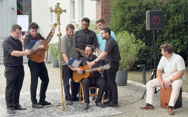 Priesterseminaristen beim Musizieren