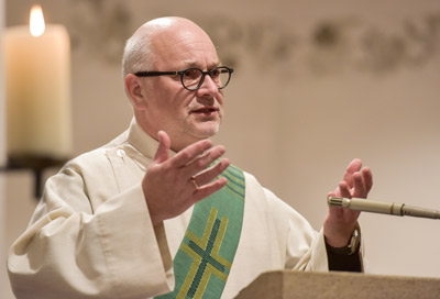 Diakon beim Predigen