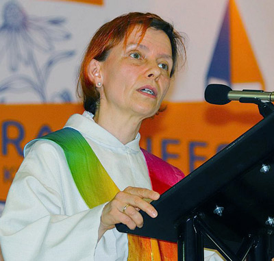 Frau bei einer Predigt