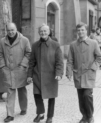 Drei Männer gehen spazieren