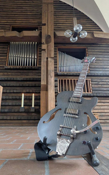 Gitarre im Kirchenraum
