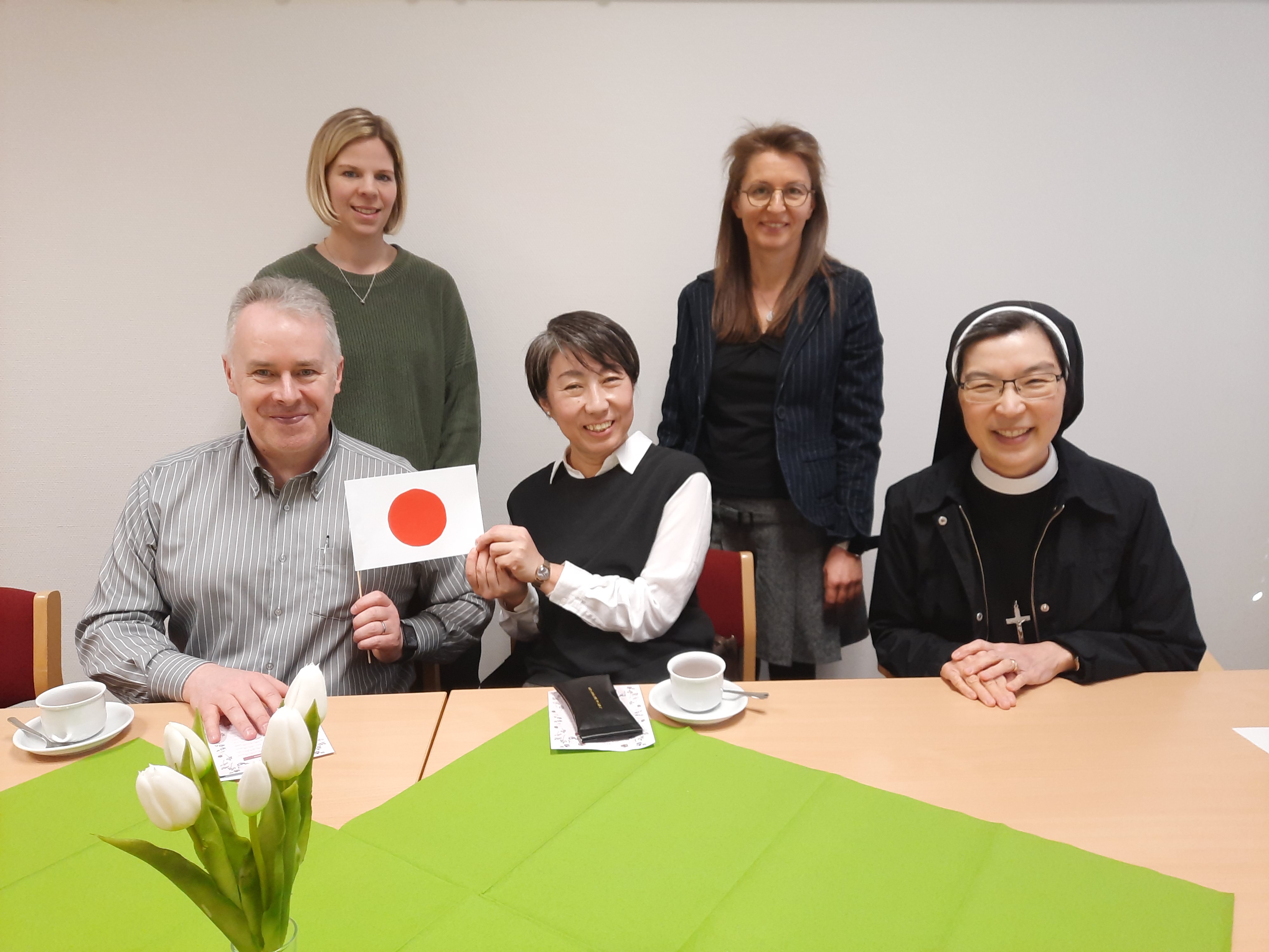 eine Gruppe mit japanischer Flagge
