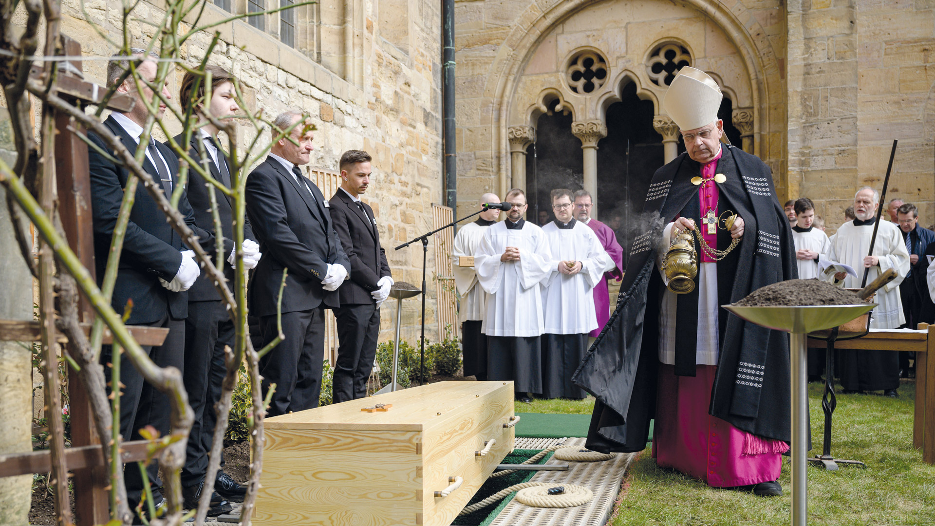 Erfurts Weihbischof Reinhard Hauke steht mit Weihrauchfaß am Grab von Bischof Joachim Wanke