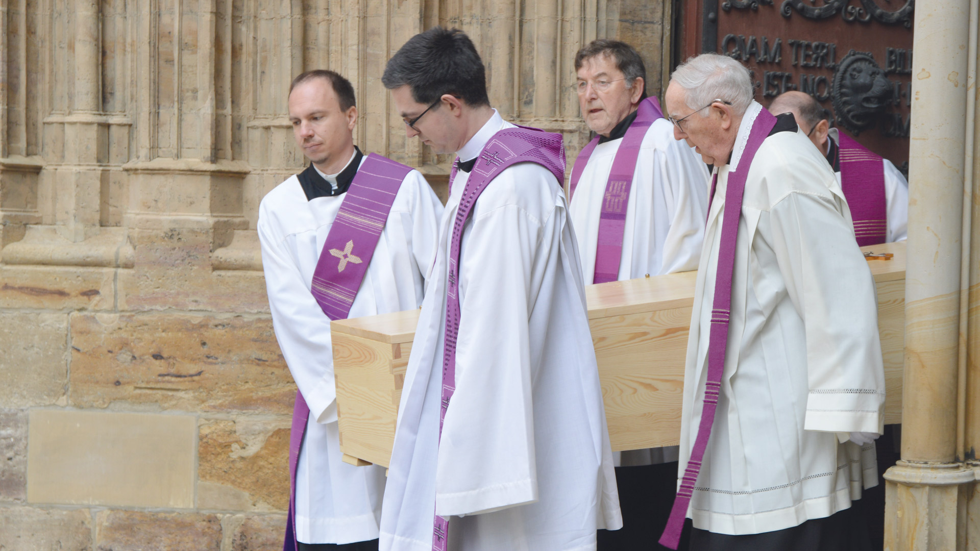 Geistliche tragen den Sarg von Bischof Joachim Wanke aus dem Dom