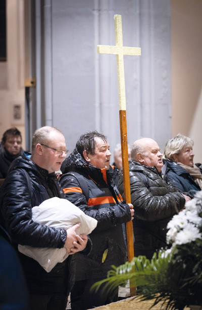 Gläubige singen während einer Messe ein Lied