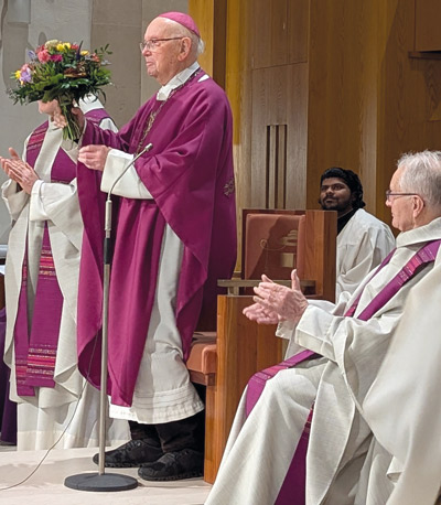Bischof Leo Nowak erhält einen Blumenstrauß zu seinem 97. Geburtstag