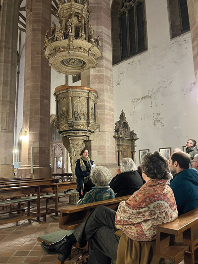 Menschen sitzen in der Hallenser Moritzkirche