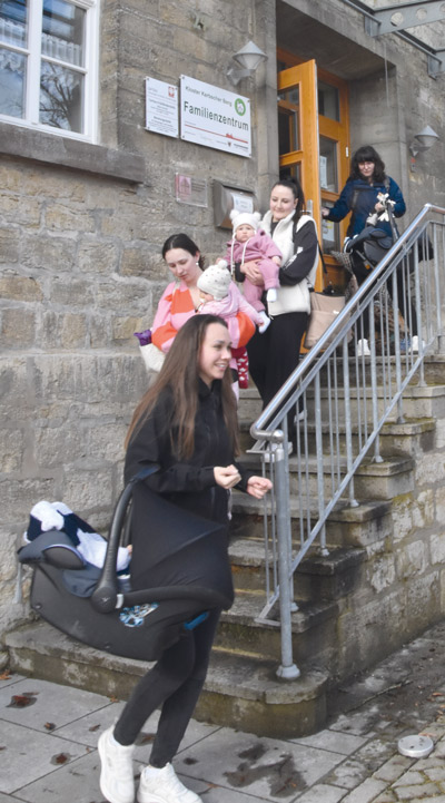 Mütter verlassen mit ihren Kindern das Familienzentrum "Kloster Kerbscher Berg"