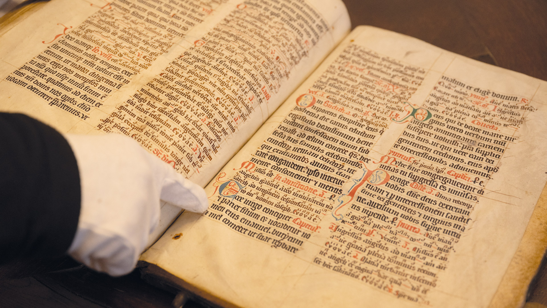 ein sehr altes Buch aus einer Klosterbibliothek