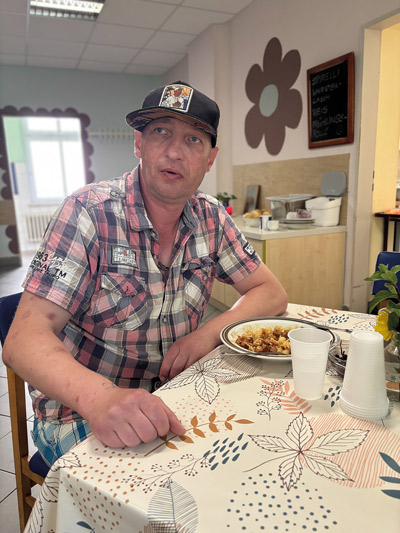 ein Mann beim Mittagessen in Halle (Saale)