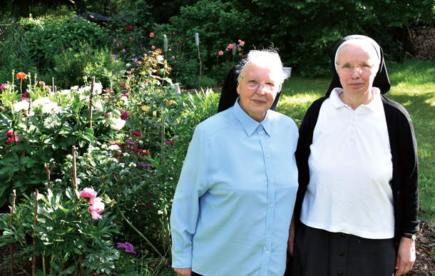 Schwester Agnes und Schwester Luzia in ihrem großen Garten in Königsbrück.