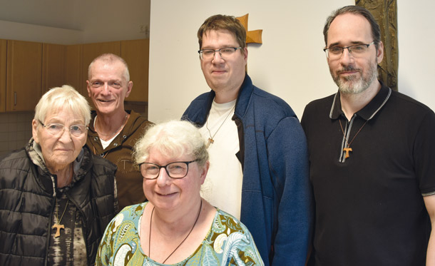 fünf Mitglieder der Franziskanischen Gemeinschaft