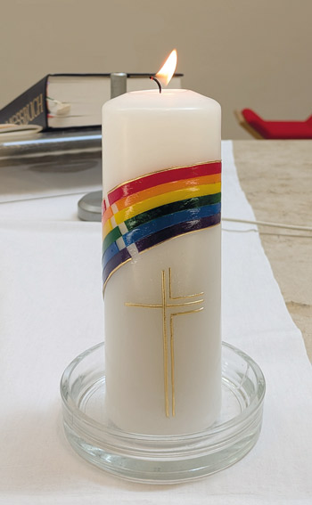 die CSD-Kerze auf dem Altar der Leipziger Propstei