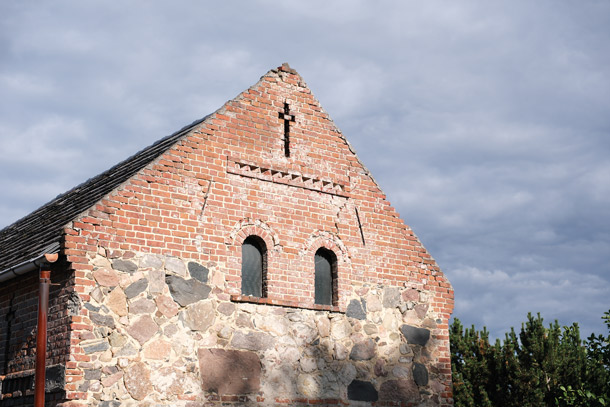 ein alter Stall wird zur Kirche des Übergangsklosters umgebaut