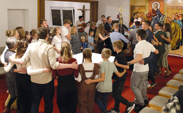 junge Menschen tanzen in einem Raum um einen Altar