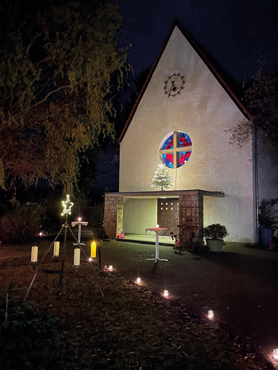 der Vorplatz einer Kirche adventlich geschmückt