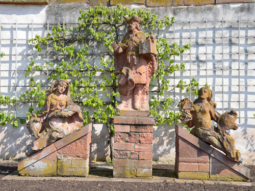 Einhard in der Mitte – Klostergarten Seligenstadt 