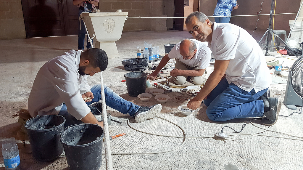 Männer arbeiten am Bodenmosaik in Tabgha