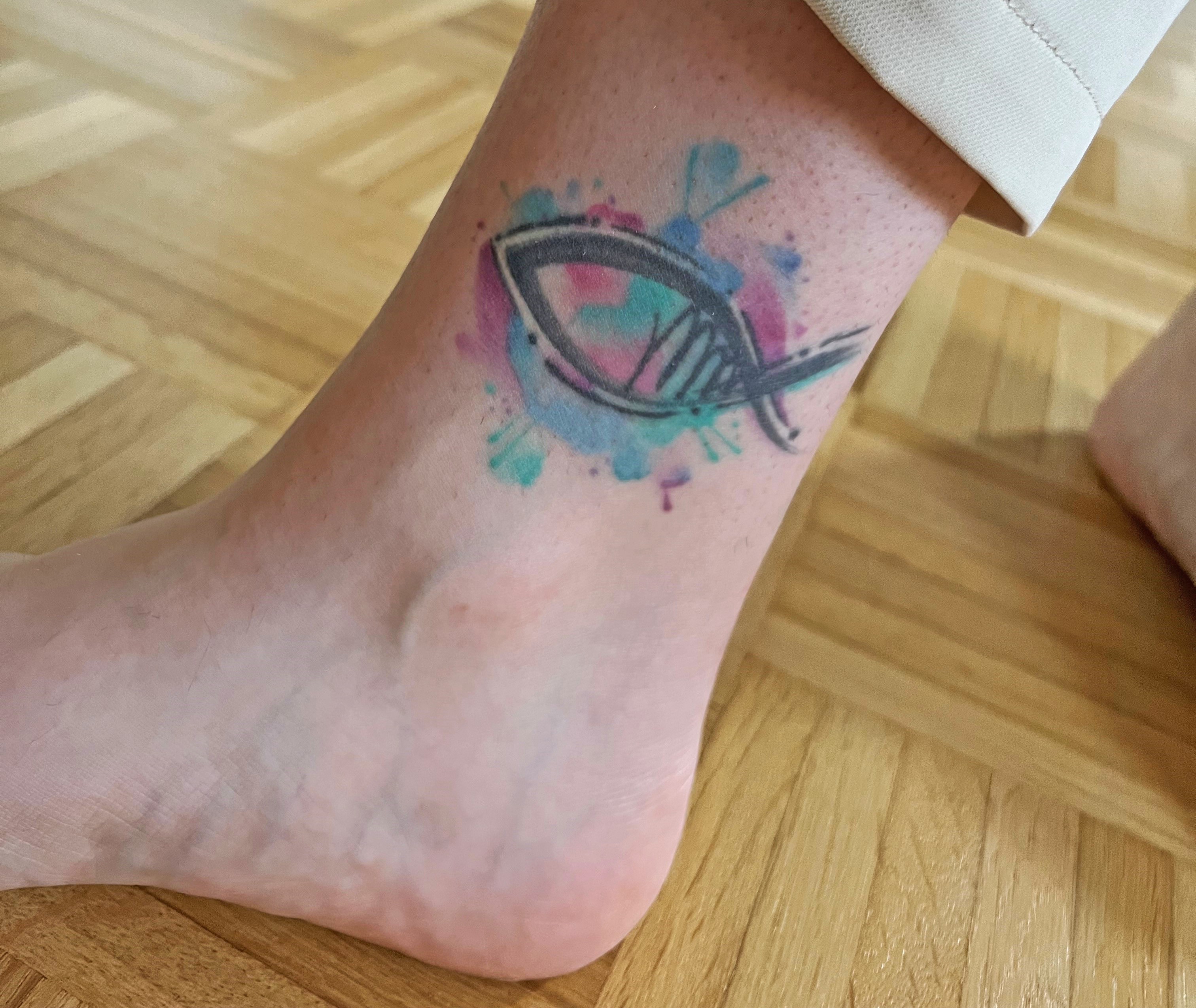 Nahaufnahme von einem bunten Tattoo, das einen Fisch zeigt