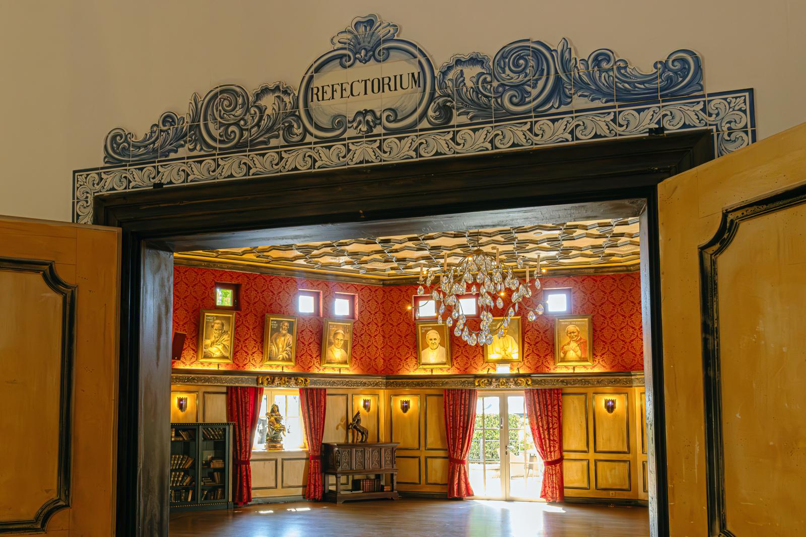 Papstporträts im Hotel Isabel