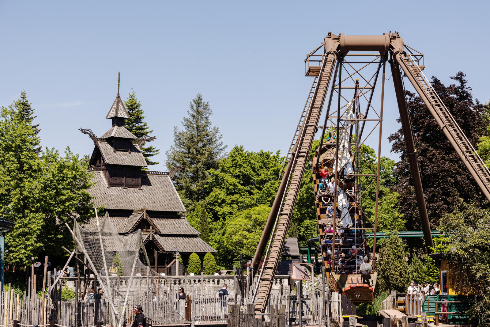 Wikingerschiff und Kirche
