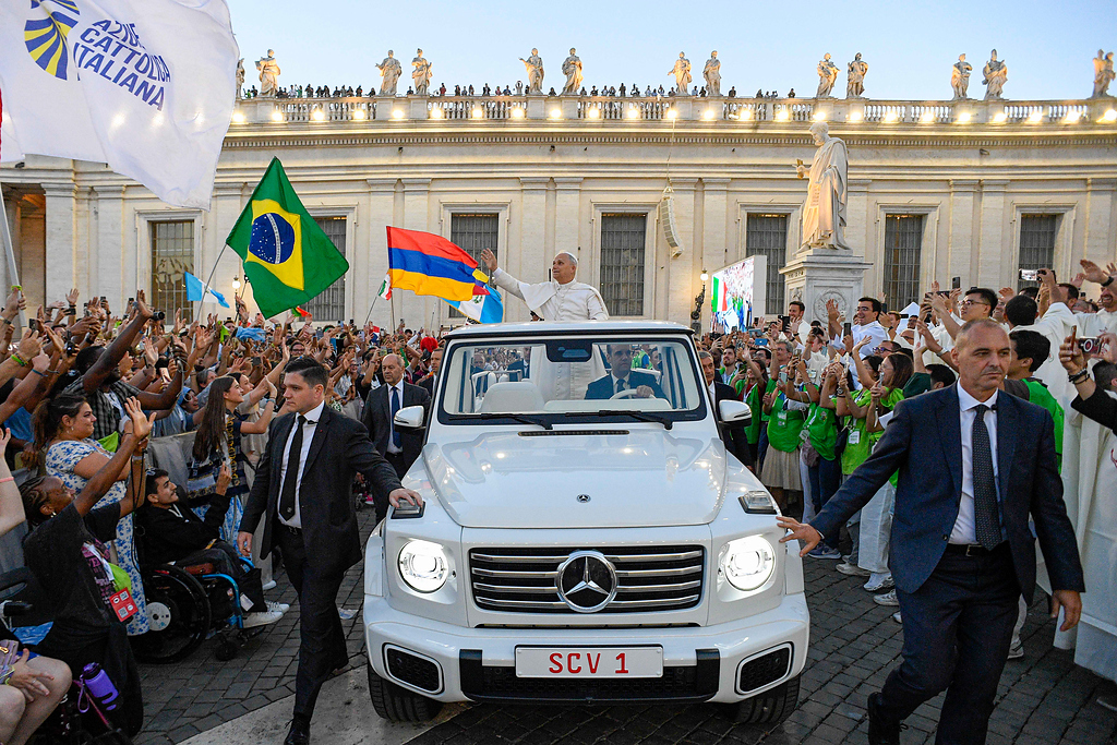 Papst Leo XIV. auf dem Petersplatz zum Weltjugendtreffen