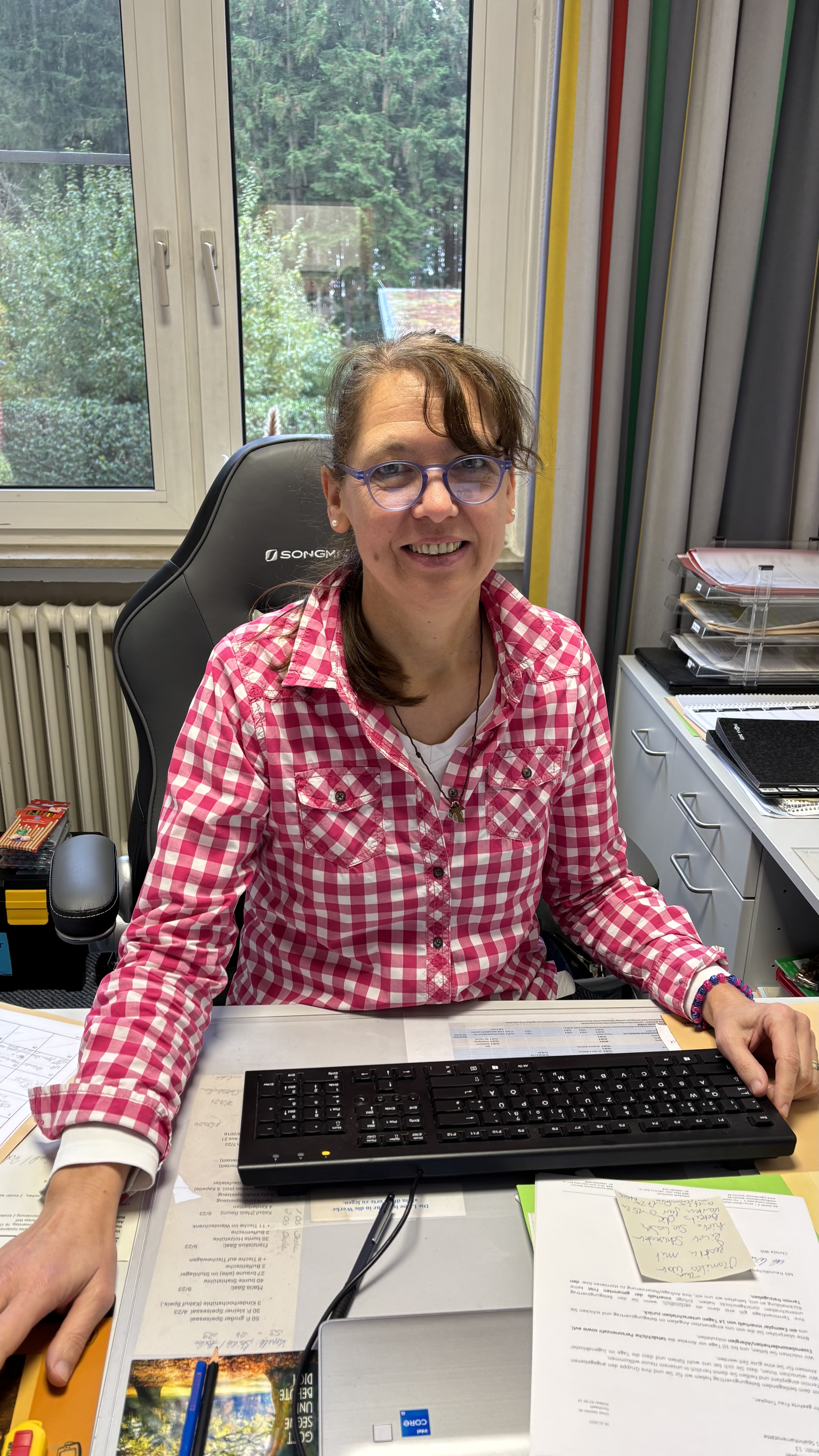 eine Frau am Schreibtisch