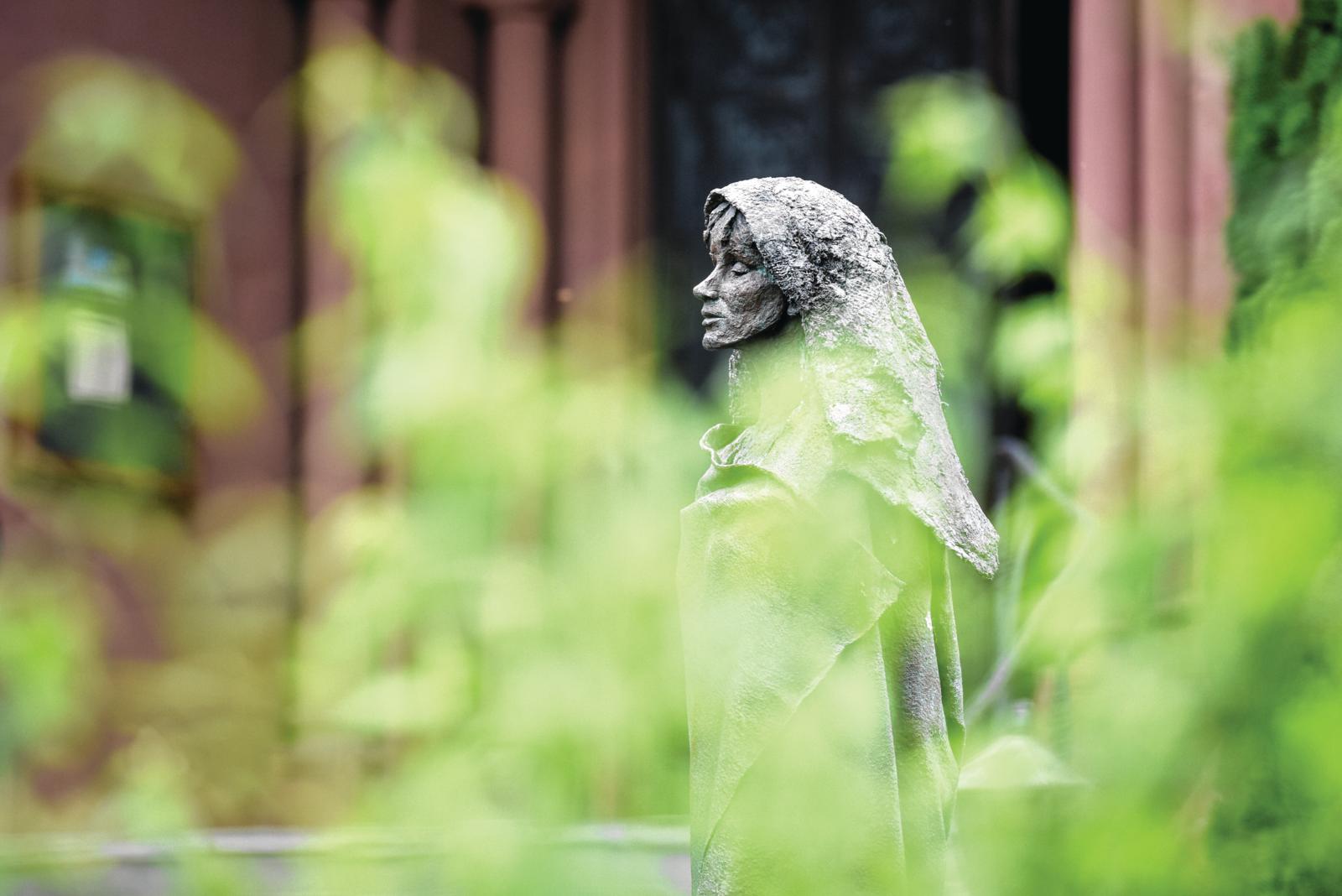 Statue Hildegard von Bingen