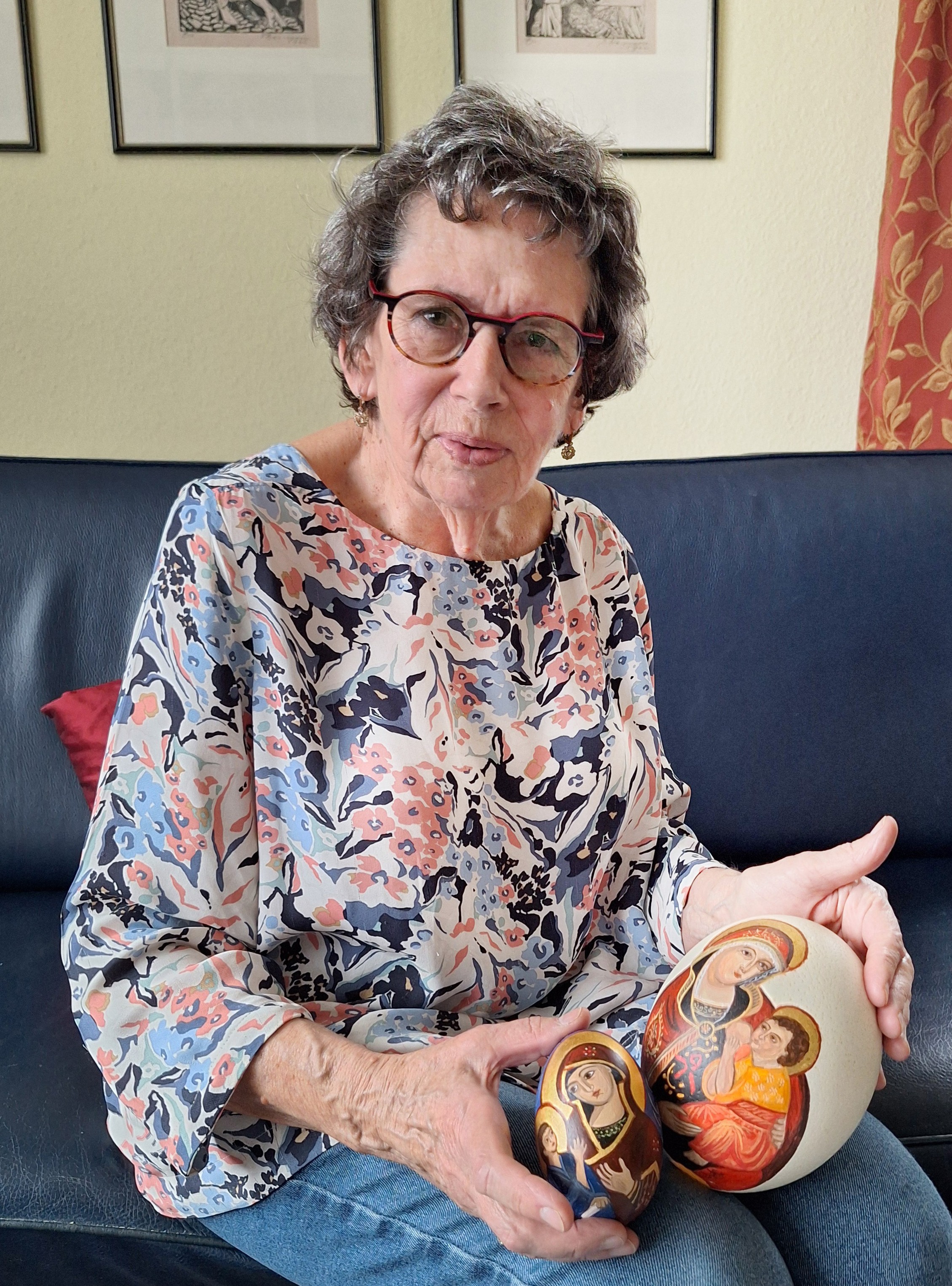 Eine Frau hält bunte Ikoneneier in den Händen