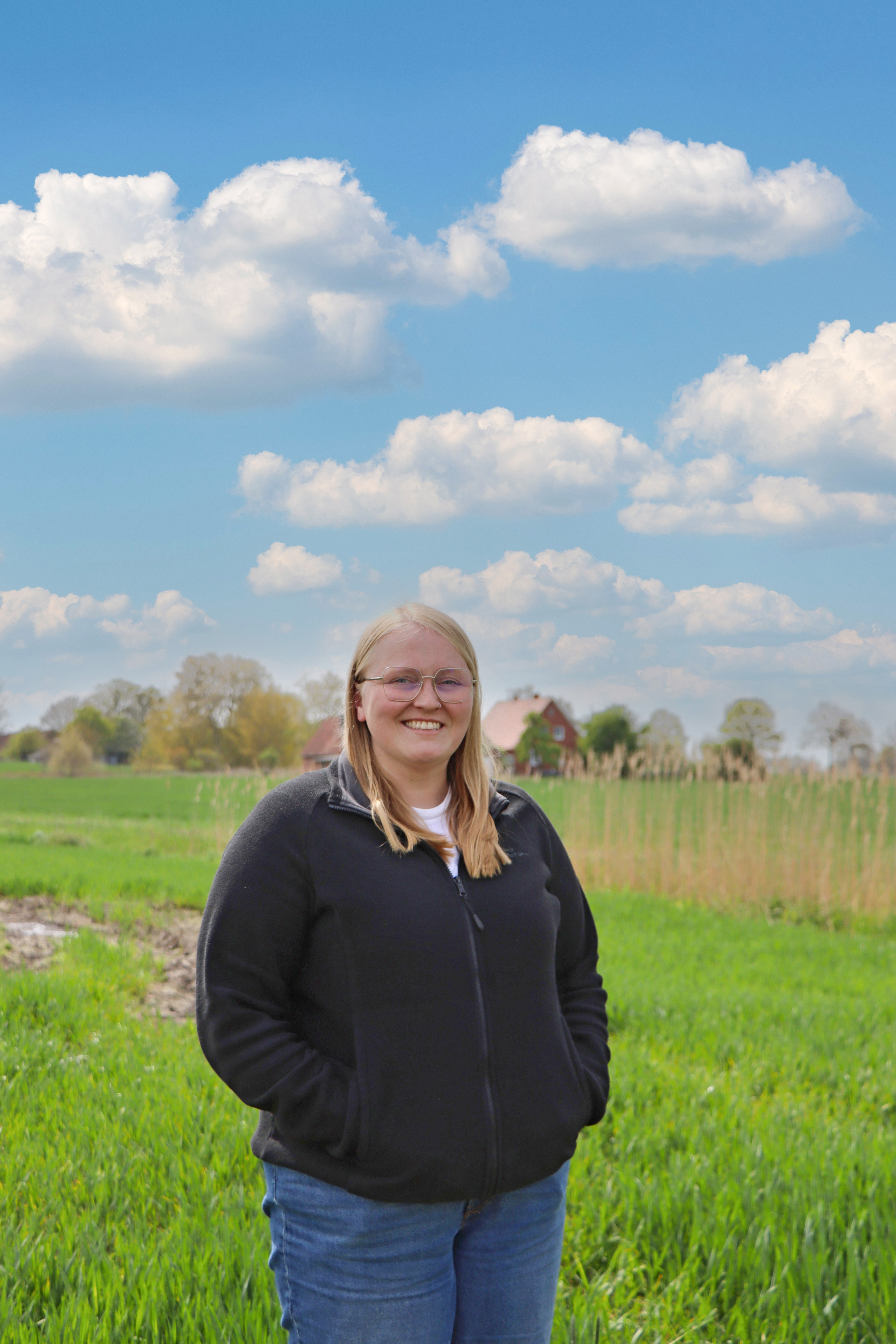 Eine junge Frau vor einem Feld
