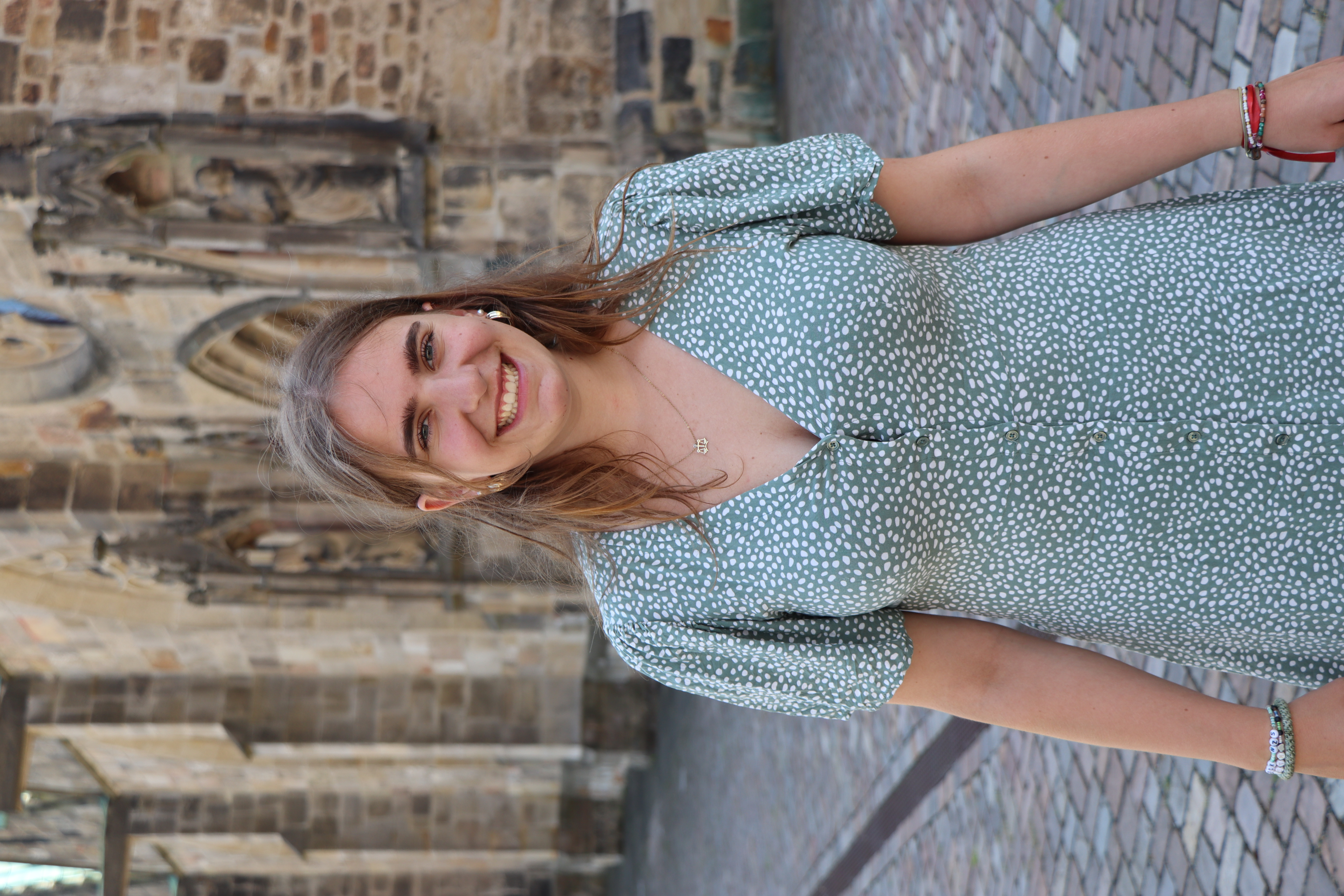 eine junge frau vor dem hildesheimer dom