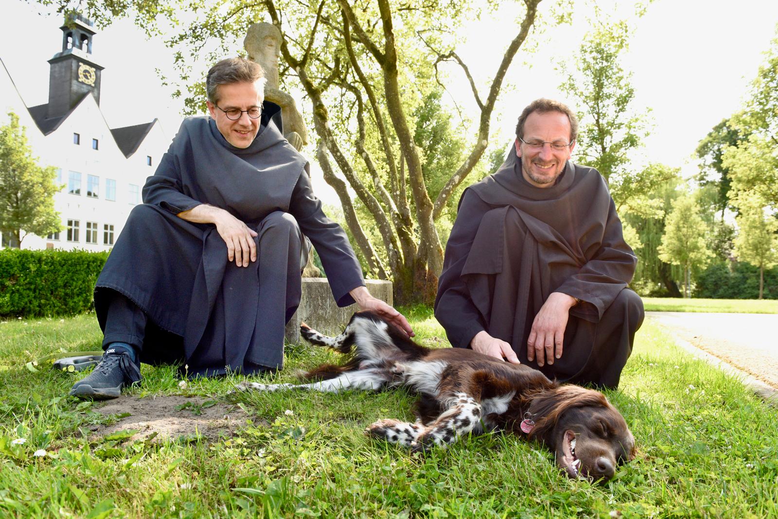 Benediktiner mit Hund Fiete
