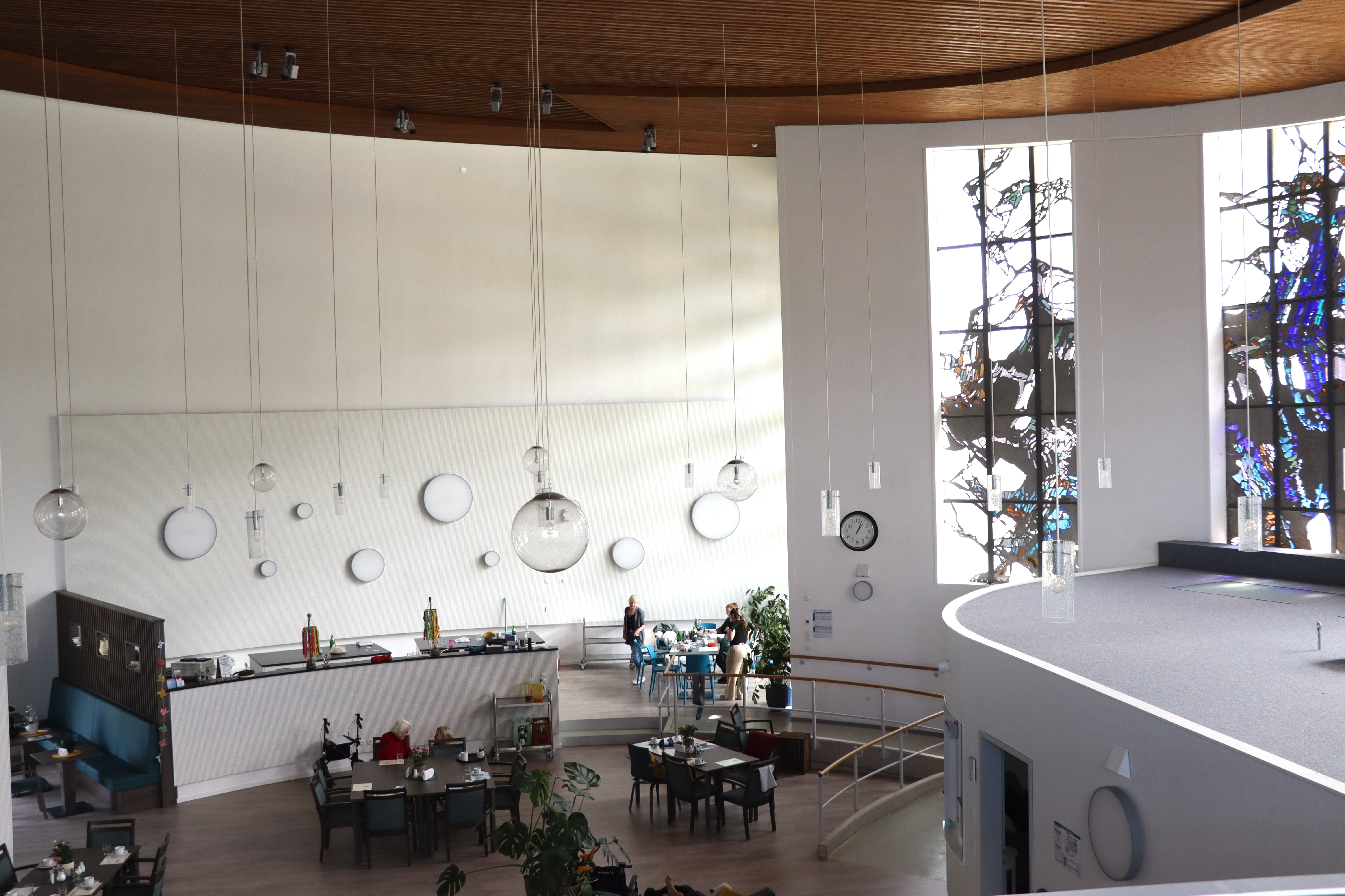 Blick in ein Gebäude mit Sitzecke und Kaffee