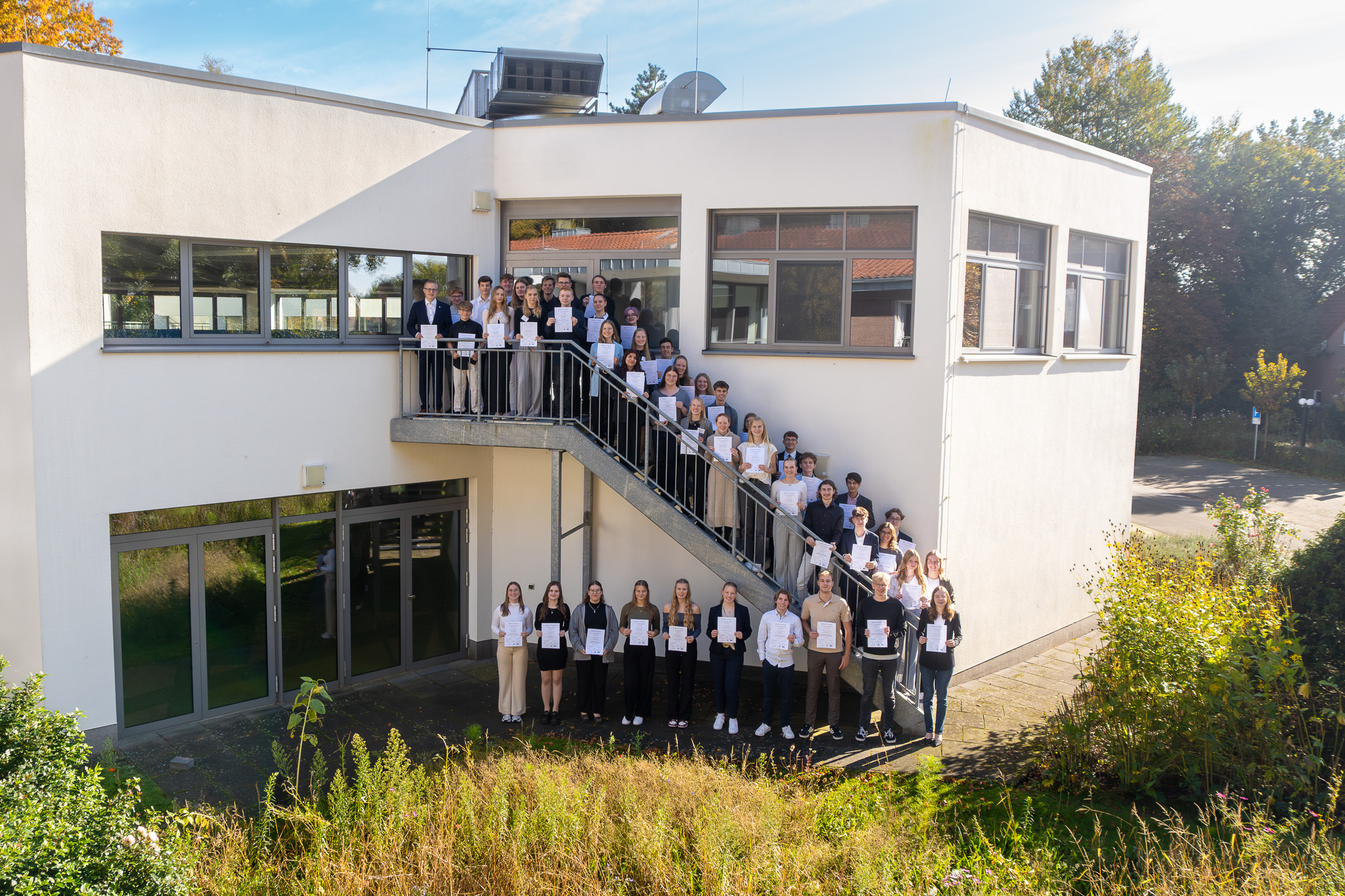 Junge Leute stehen auf einer Treppe