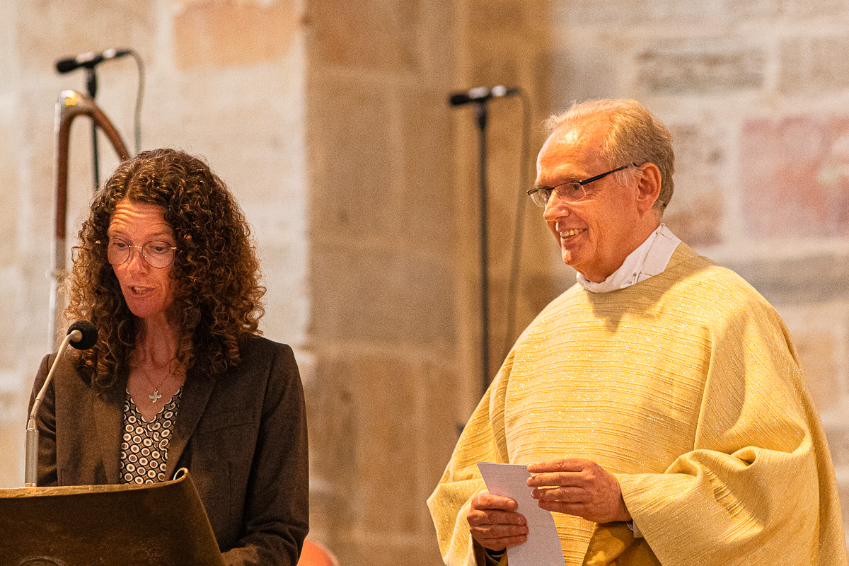 Katharina Abeln und Propst Bernhard Stecker bei ihrem Grußwort.