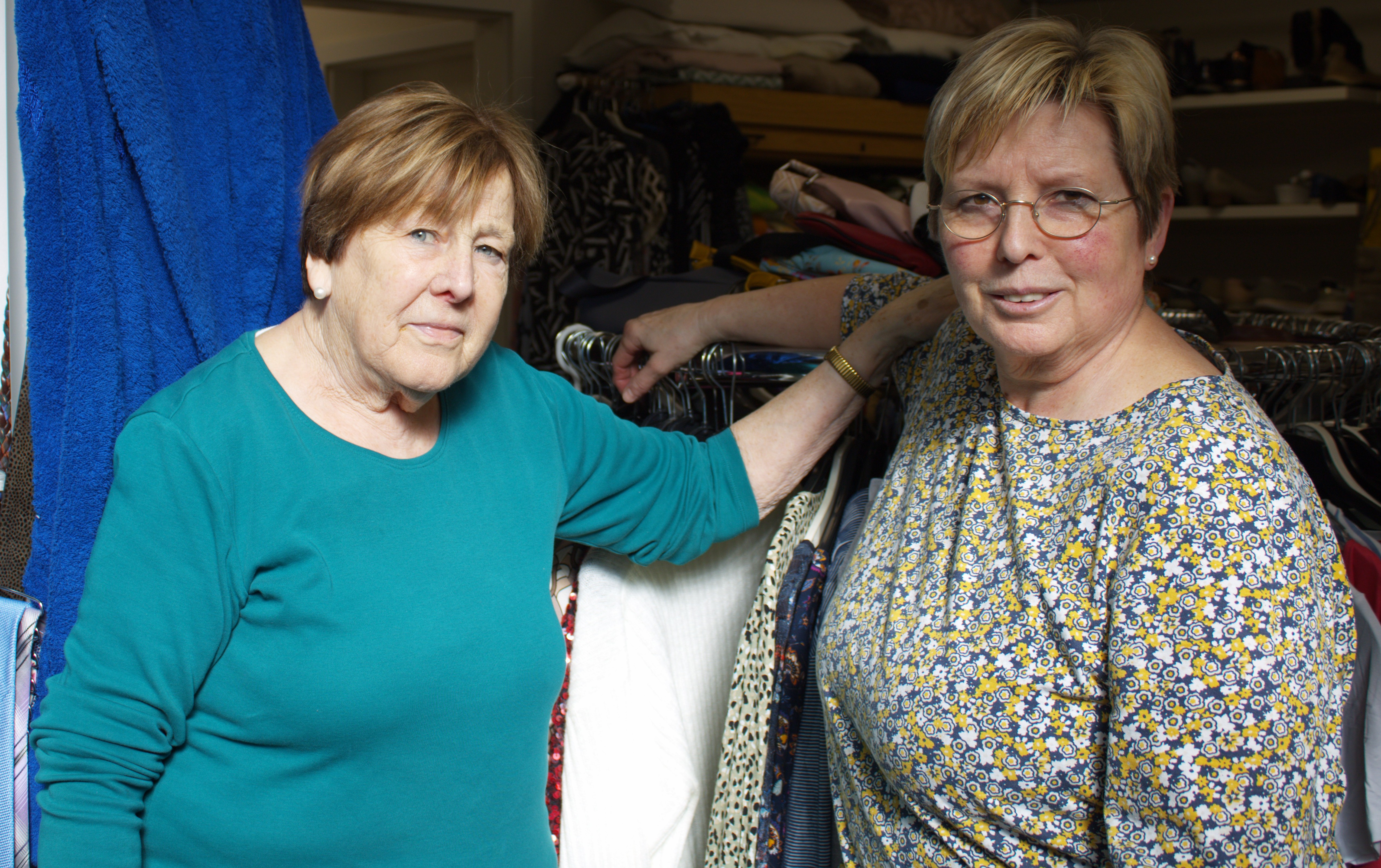 Zwei Frauen stehen in der Kleiderkammer