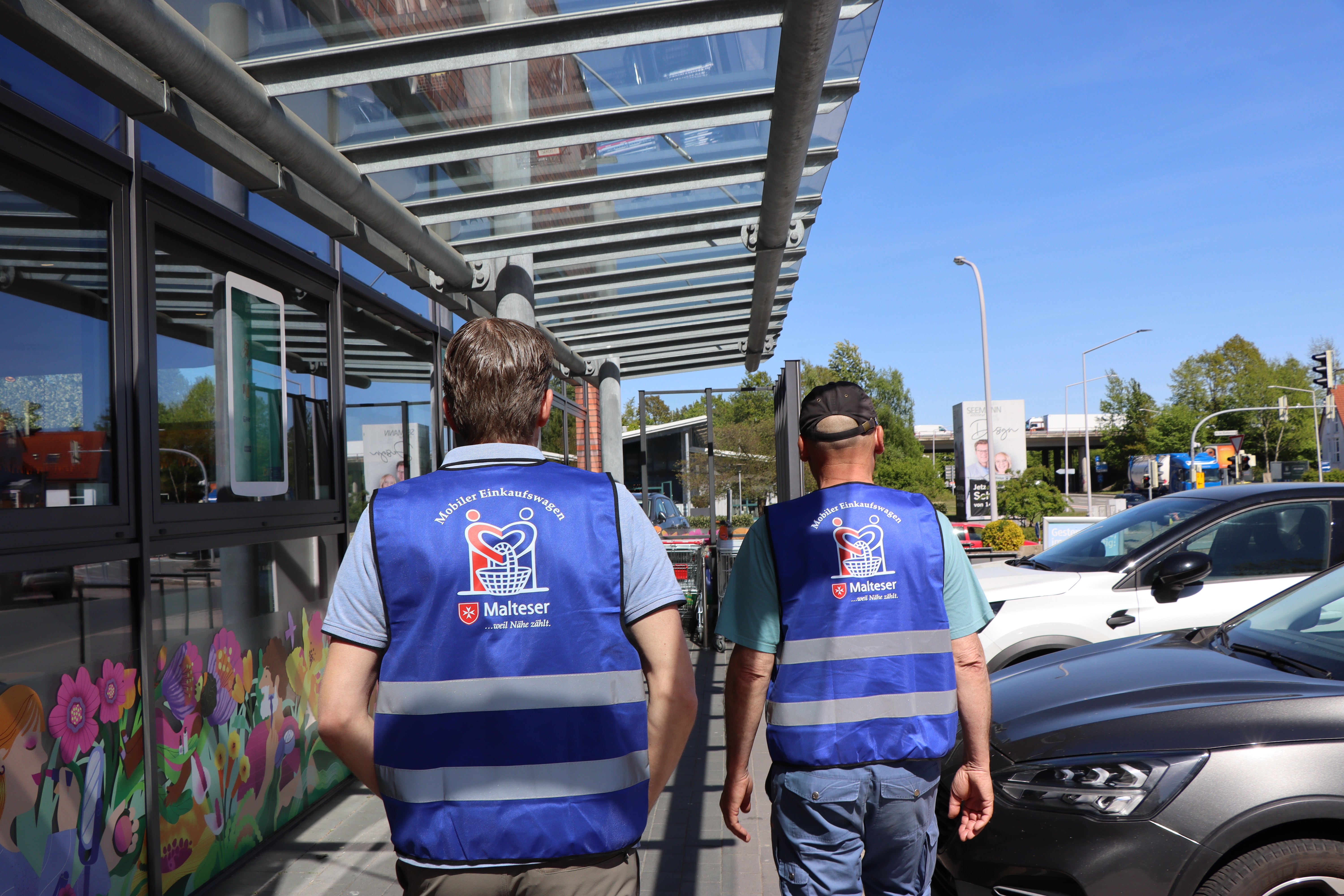 Zwei Ehrenamtliche mit Westen