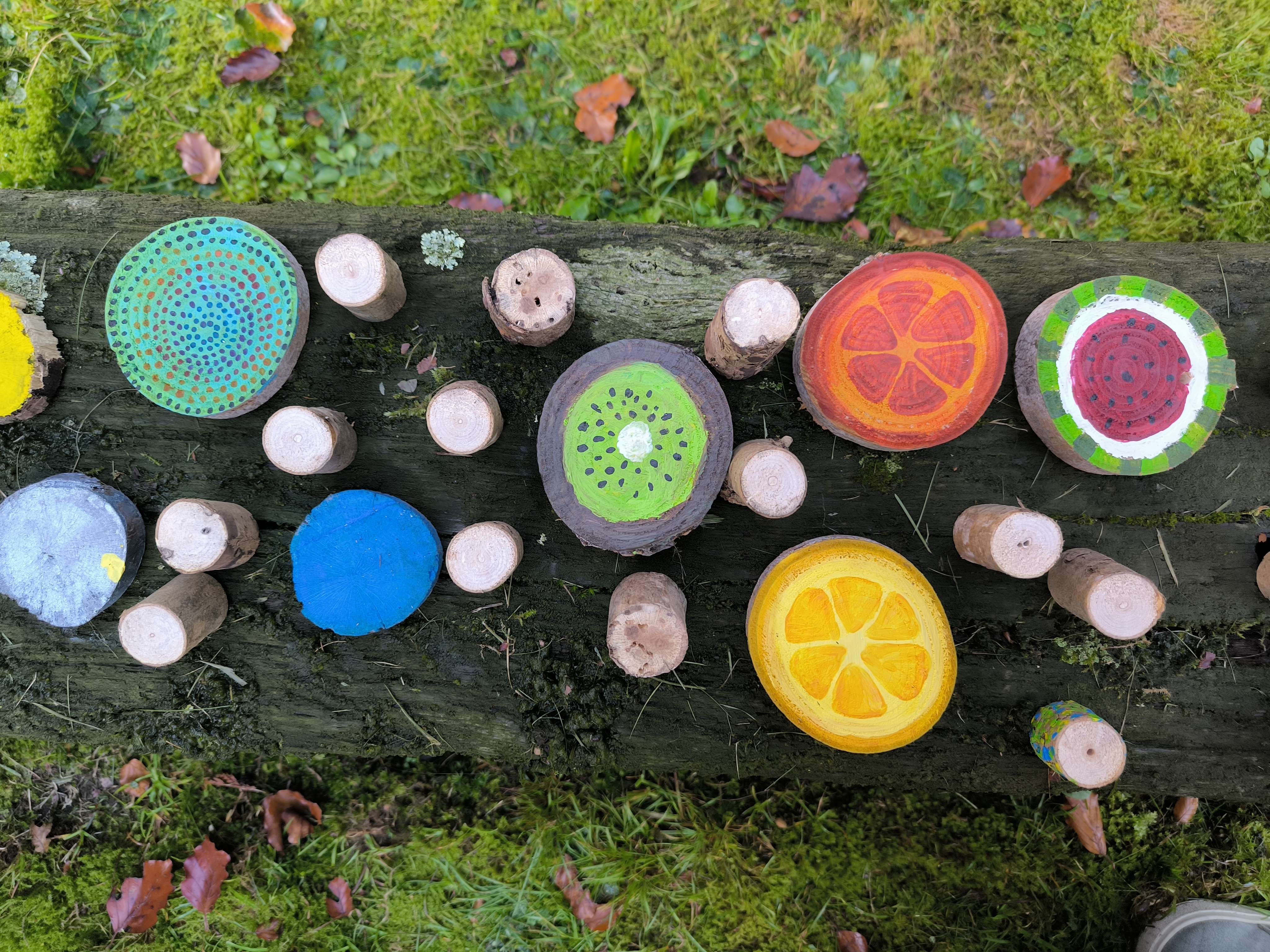 Bemalte Holzscheiben in bunten Farben 