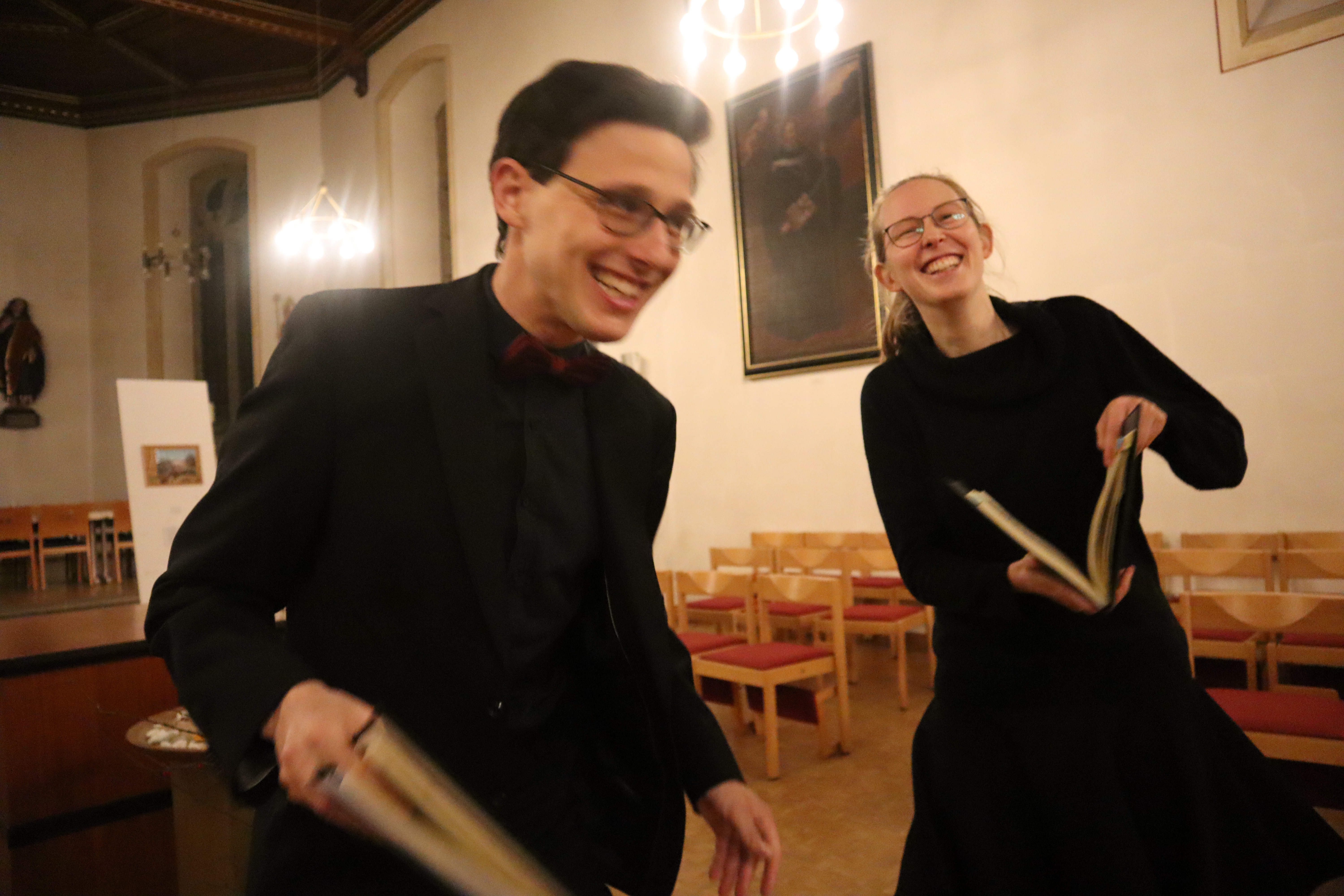 Die beiden Sänger lachen zusammen.