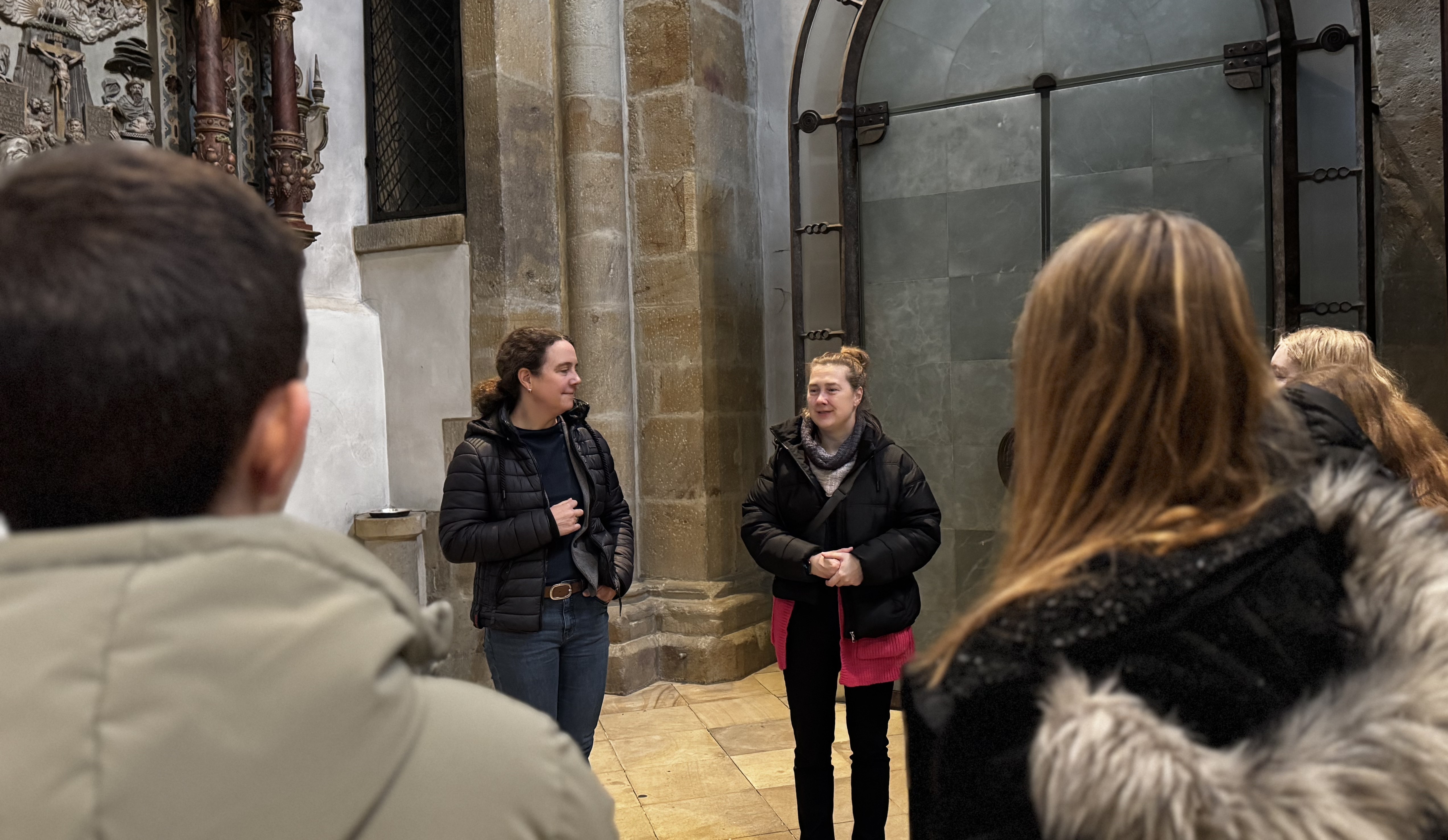Eine Schülergruppe steht vor zwei Frauen im Osnabrücker Dom.