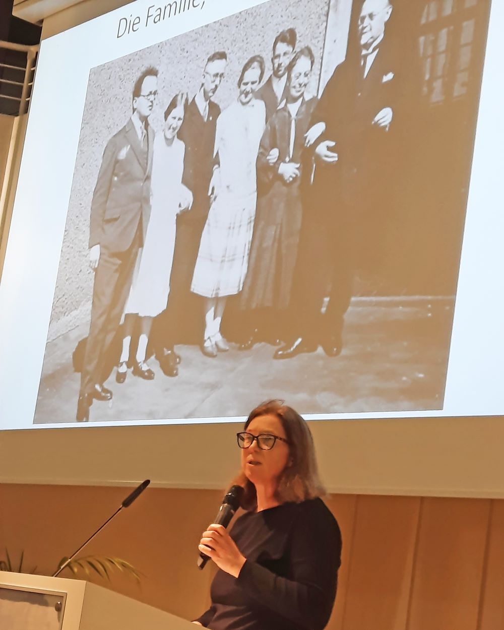 Katrin Himmler hält einen Vortrag im LWH