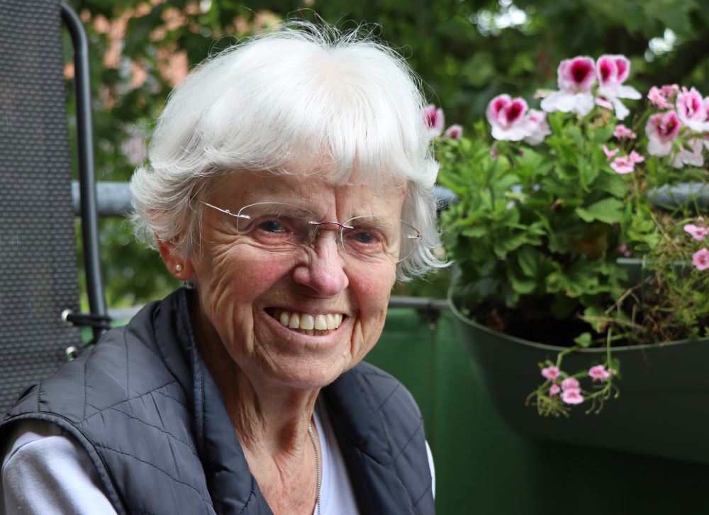 alte Frau auf dem Balkon