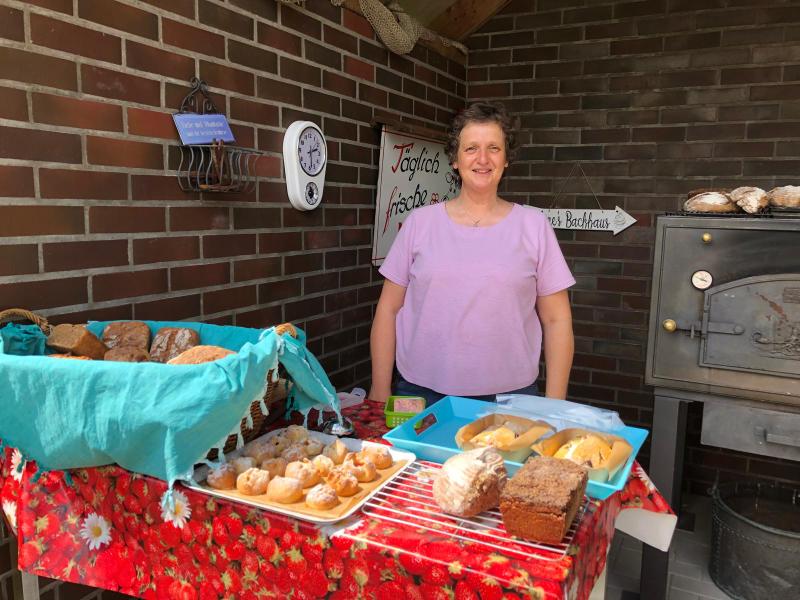 Eine Frau mit Brot und Gebäck