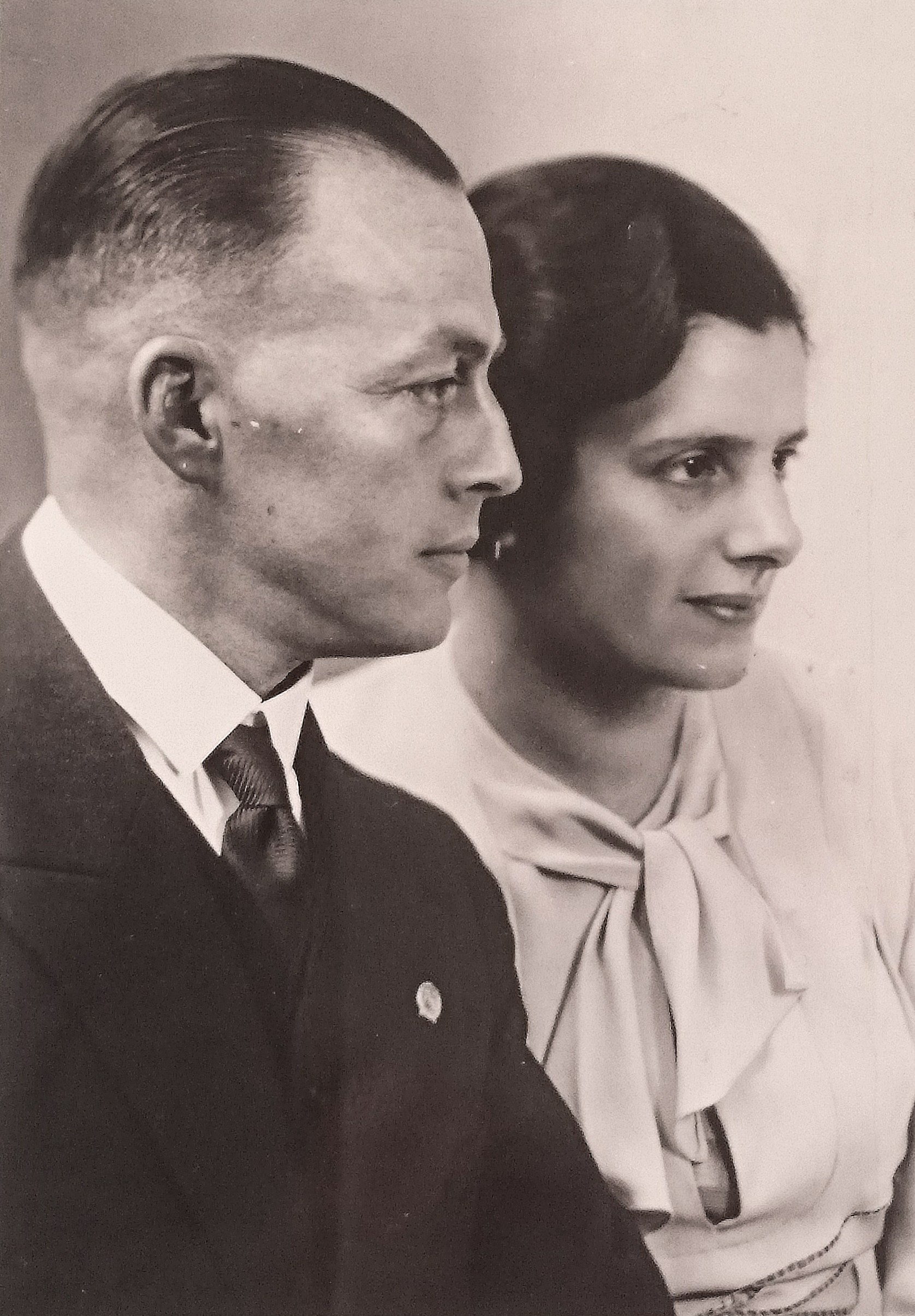 Eine Schwarz-Weiß Fotografie vom Gynäkologen Joseph Müller und seiner Frau