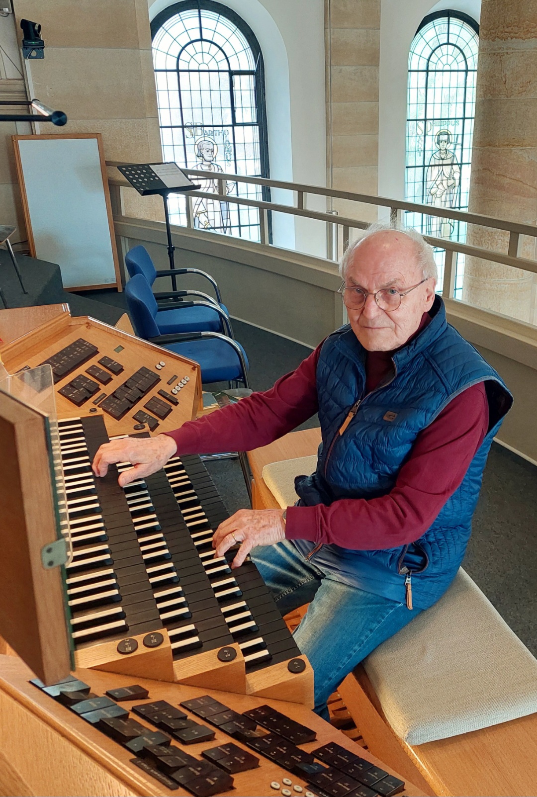 Mann an der Orgel