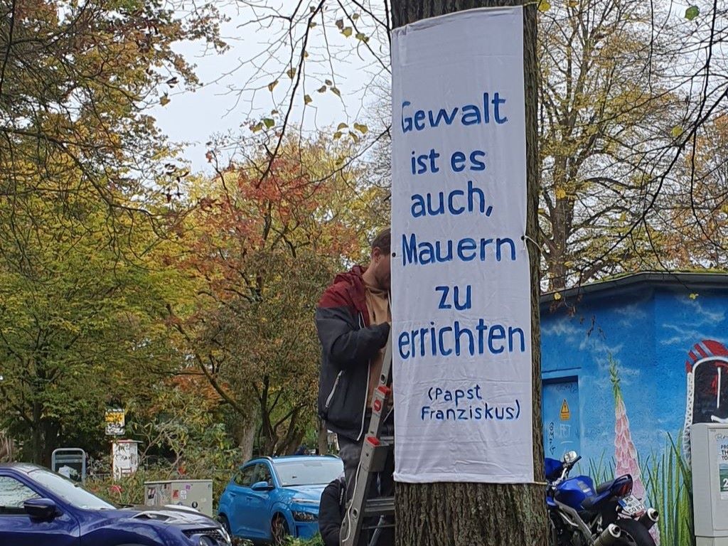 Plakat am Baum