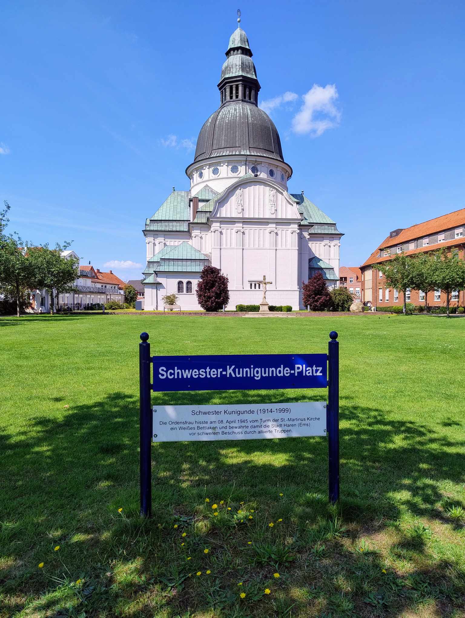 Eine Kirche mit einer hohen Kuppel