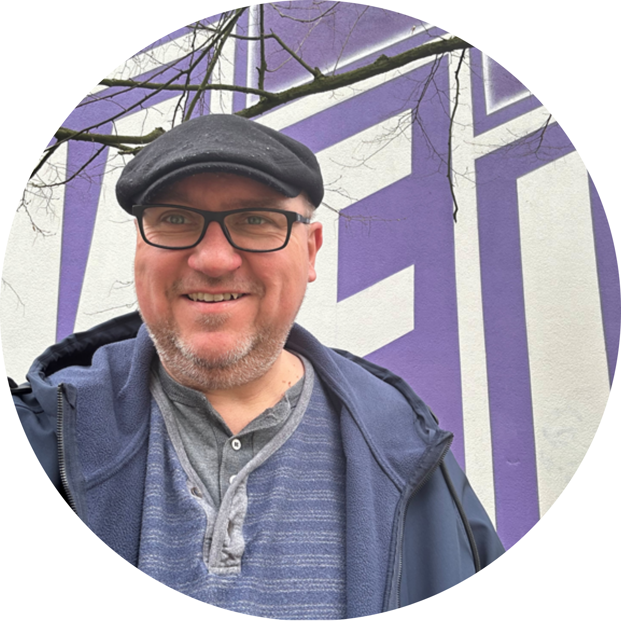 Maik stenzel vor VFL-Lila hintergrund