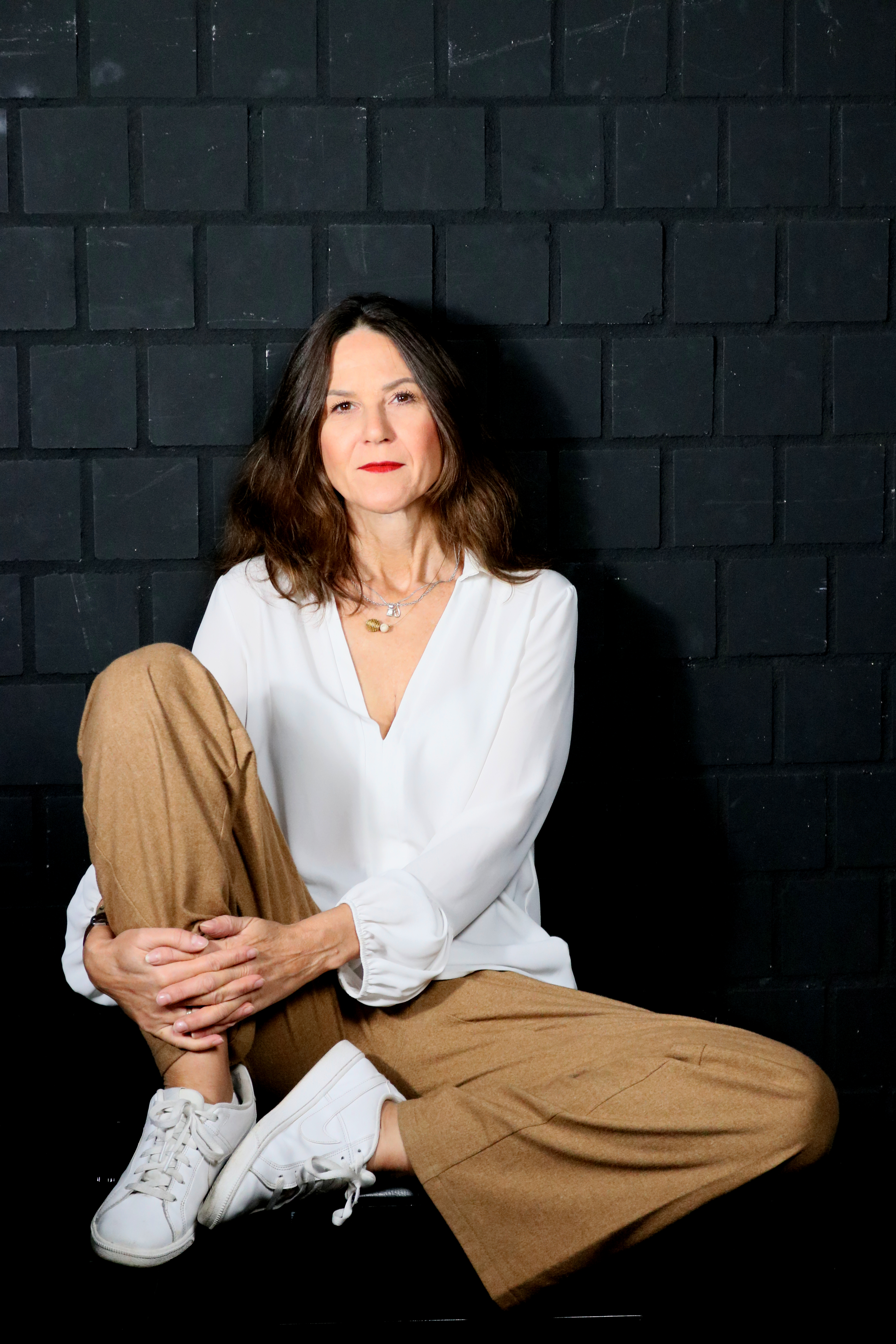 eine Frau in weißer Bluse