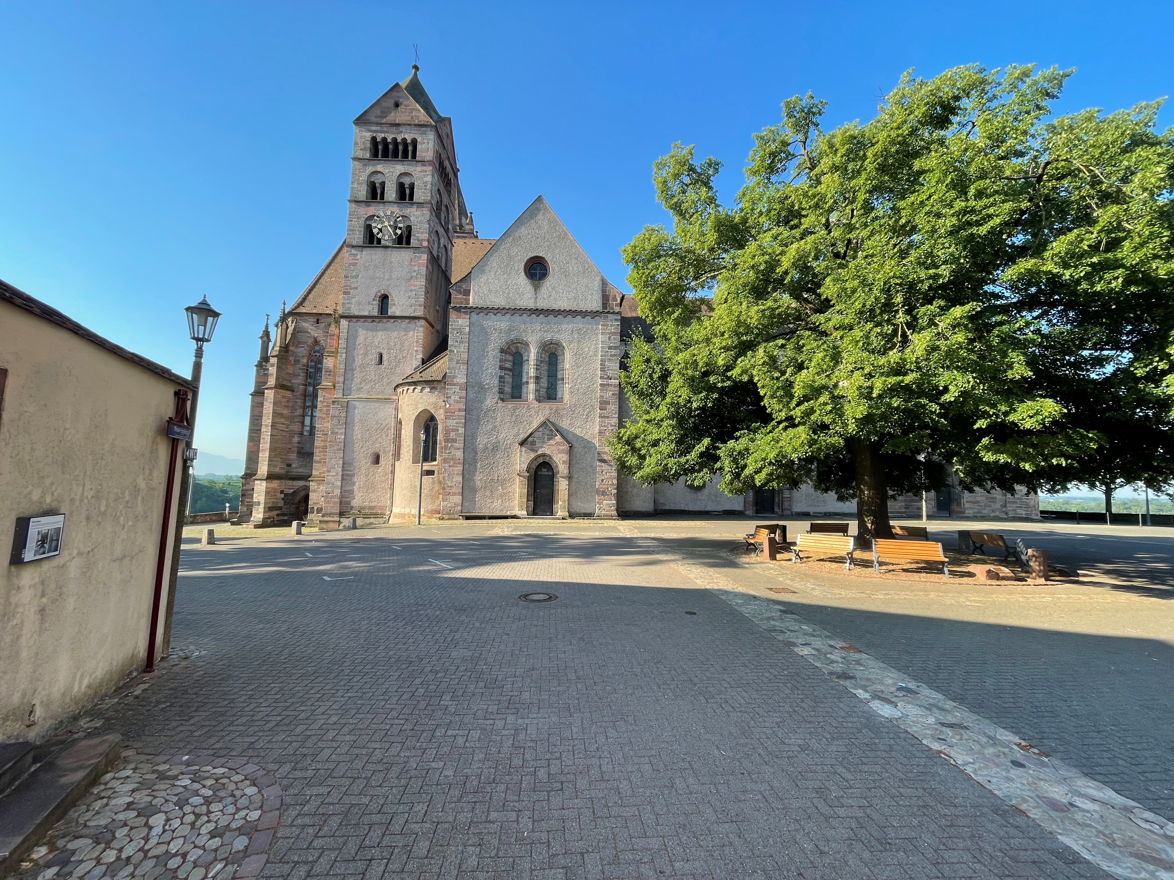 Breisacher Münster, strahlend blauer Himmel.
